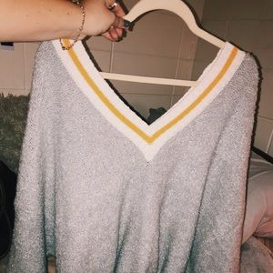 URBAN OUTFITTERS — VNECK SWEATER